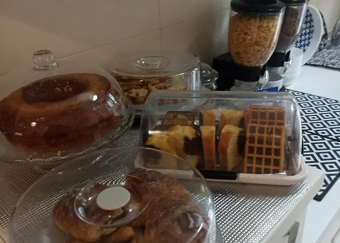 לינה וארוחת בוקר Coffee And The *